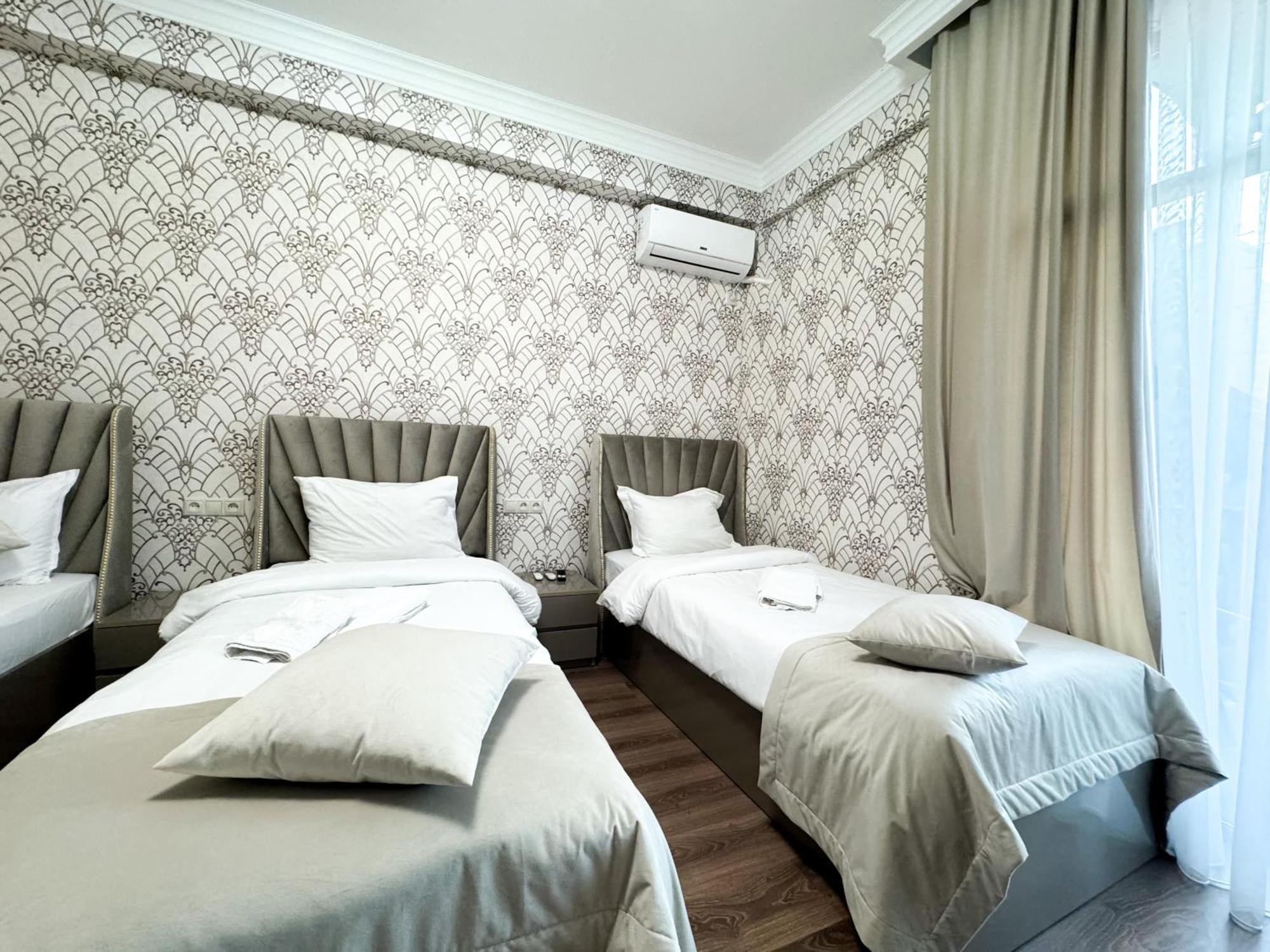 Armenia Hotel Yerevan Exterior foto
