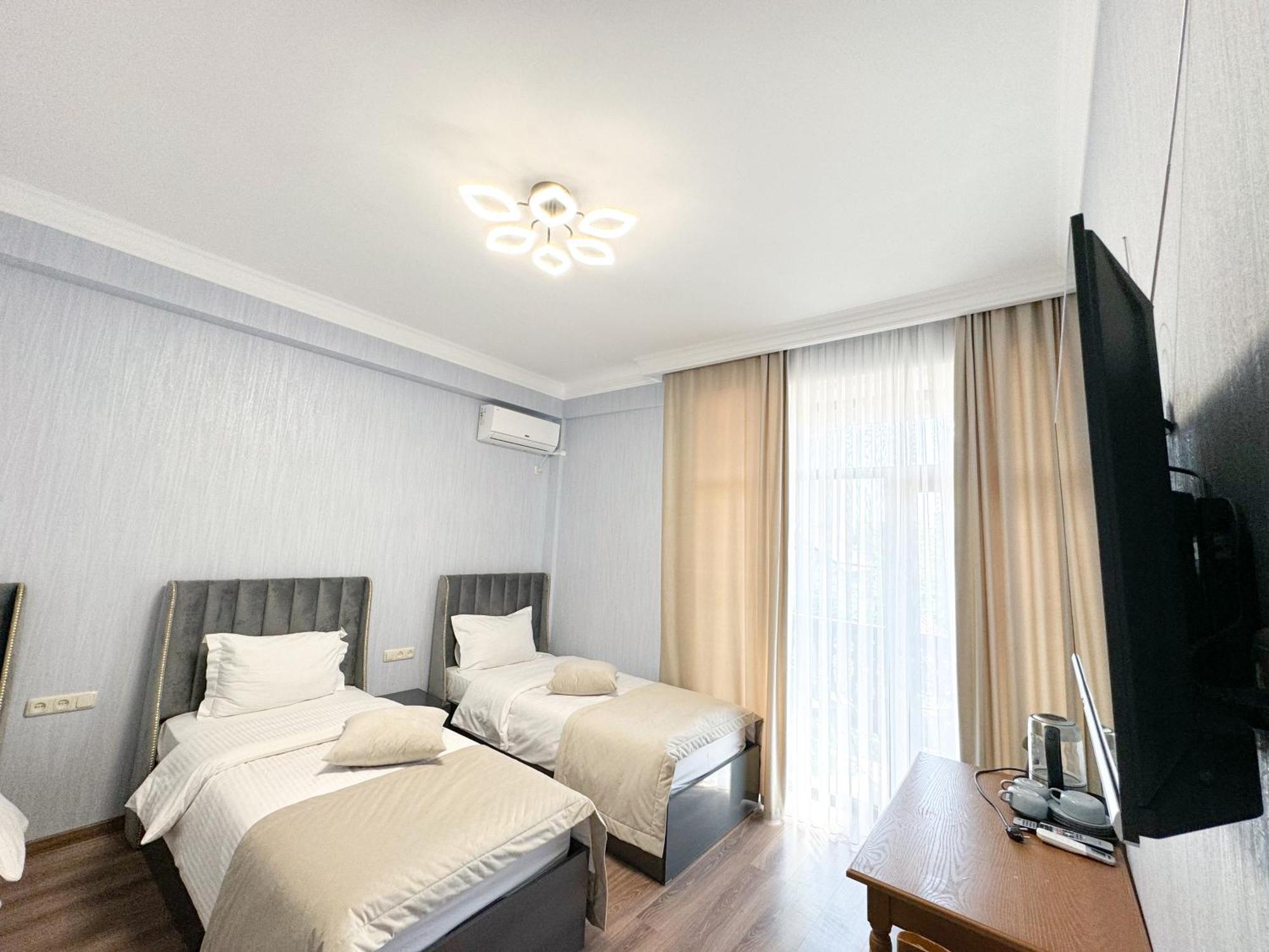 Armenia Hotel Yerevan Exterior foto