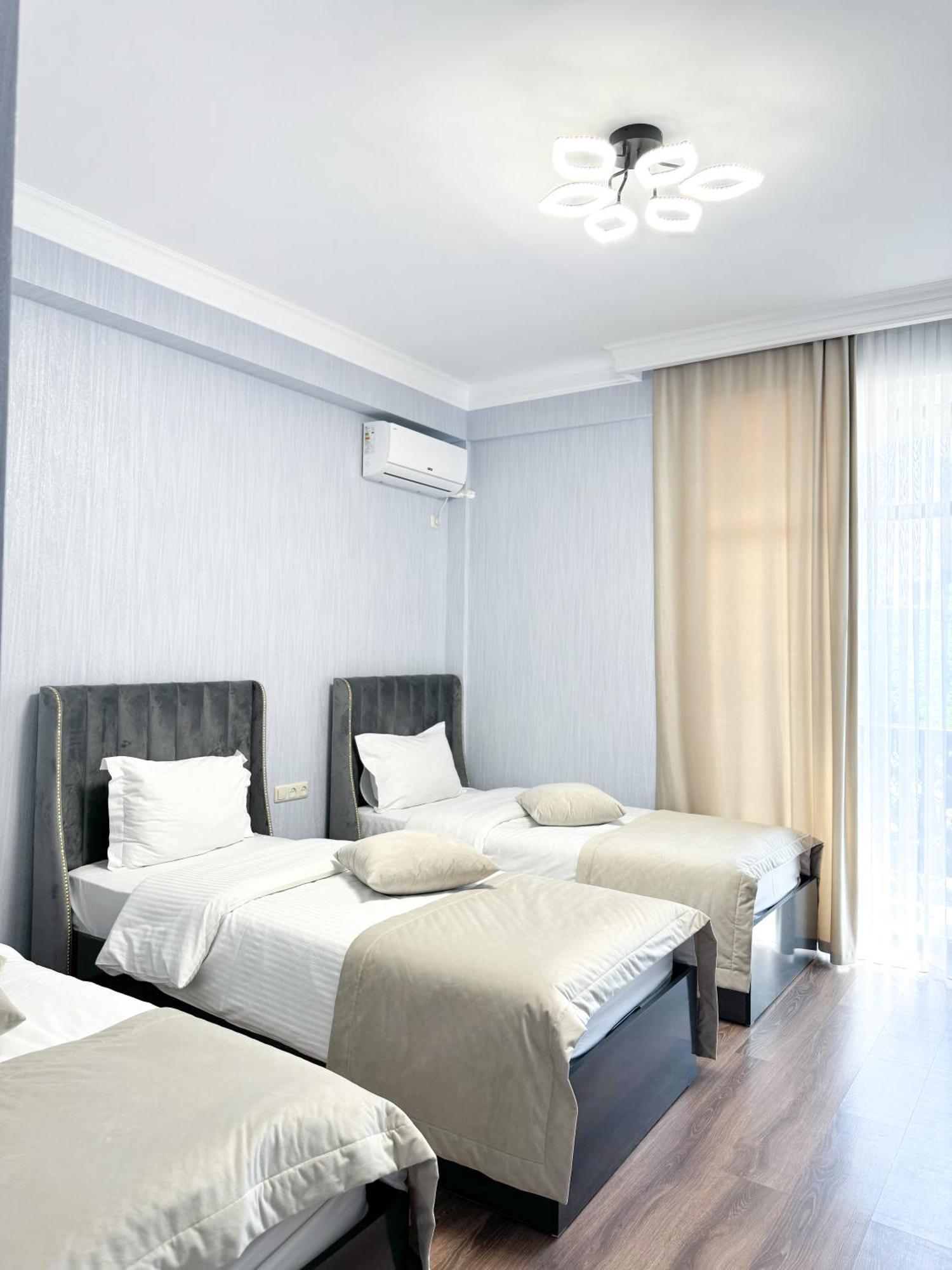 Armenia Hotel Yerevan Exterior foto