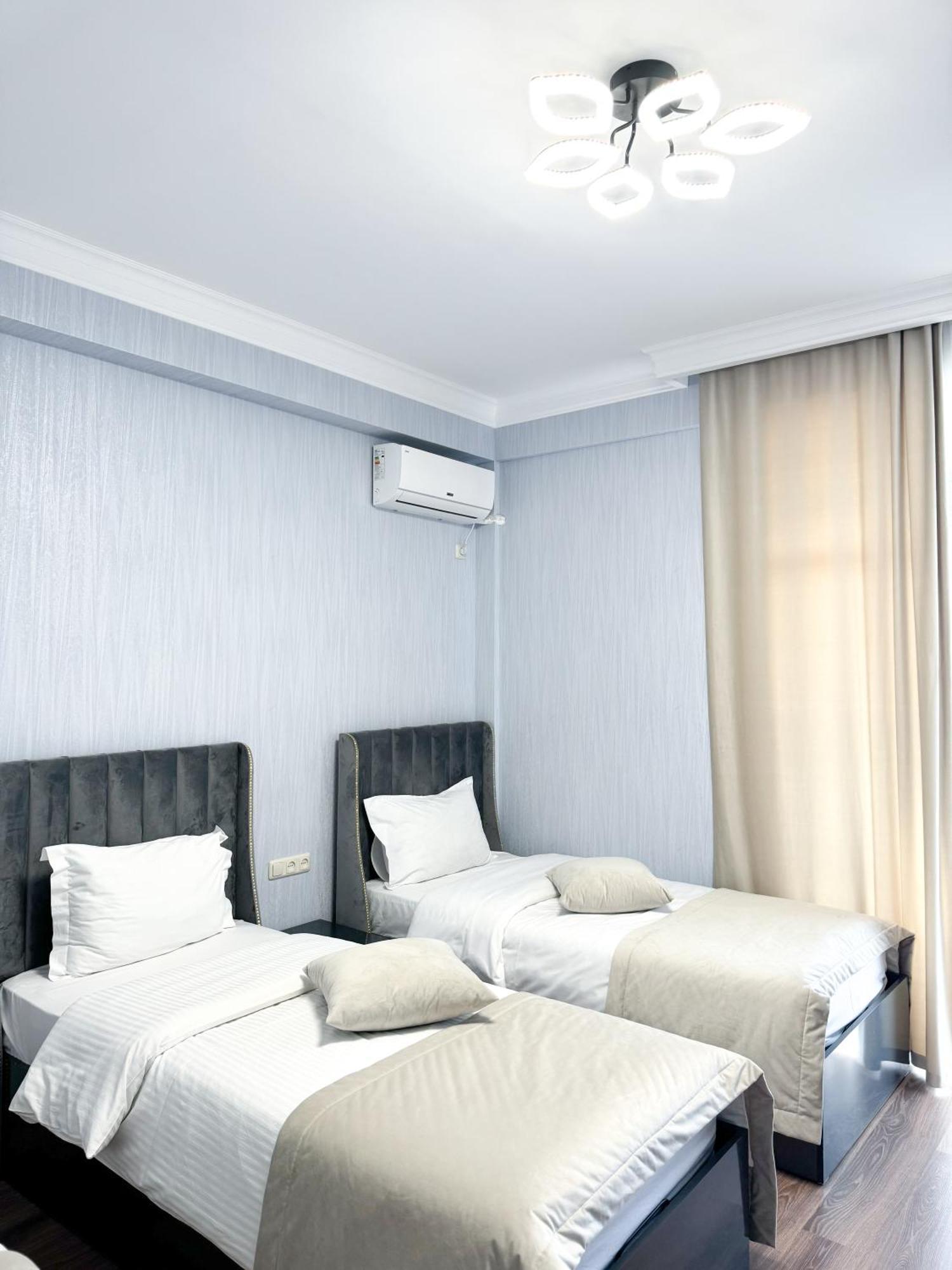 Armenia Hotel Yerevan Exterior foto