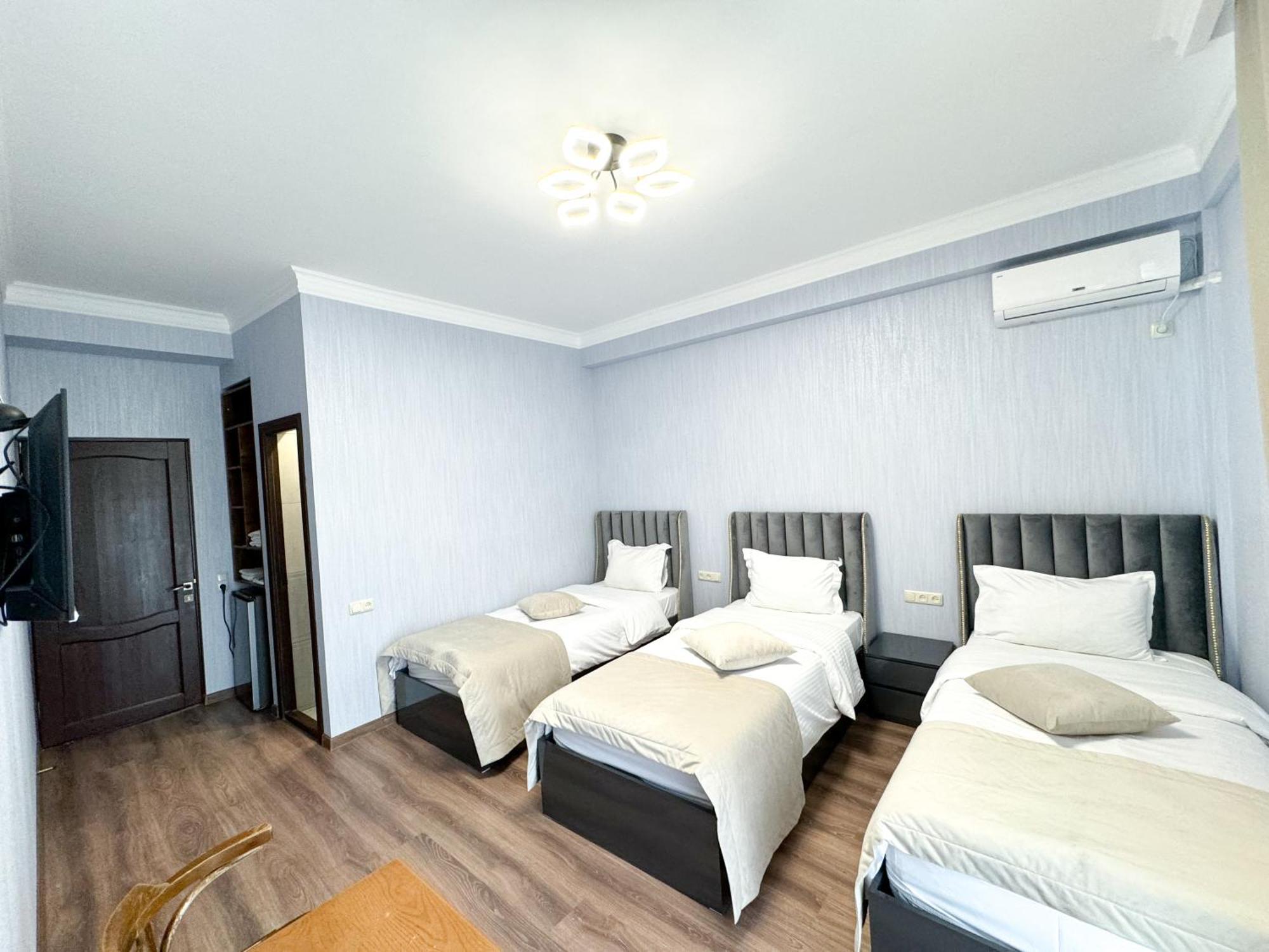 Armenia Hotel Yerevan Exterior foto